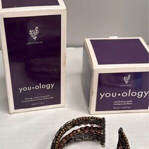 Lots of makeup accessories and jewels !